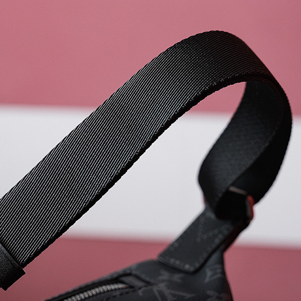 Louis Vuitton M46035 Discovery Bumbag PM