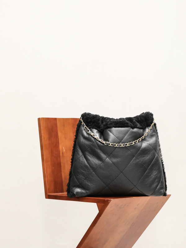 CHANEL 22 SMALL HANDBAG Shiny Aged Lambskin Shearling Black