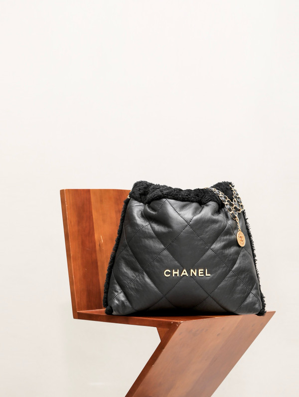 CHANEL 22 SMALL HANDBAG Shiny Aged Lambskin Shearling Black