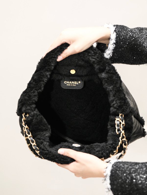 CHANEL 22 SMALL HANDBAG Shiny Aged Lambskin Shearling Black