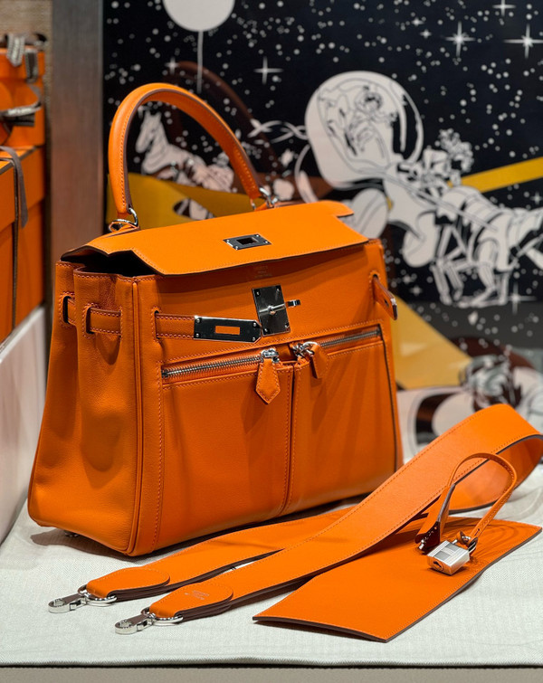 Hermes LIMITED EDITION ORANGE SWIFT LEATHER LAKIS KELLY 28 WITH Palladium HARDWARE