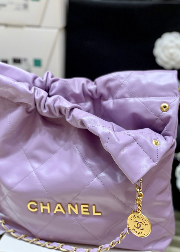 CHANEL 22 SMALL HANDBAG GOLD LOGO IN PURPLE