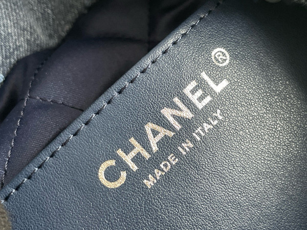 CHANEL 22 MINI HANDBAG Washed Denim