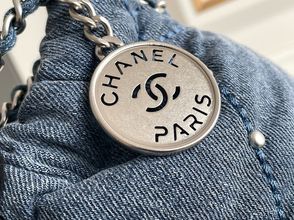 CHANEL 22 MINI HANDBAG Washed Denim