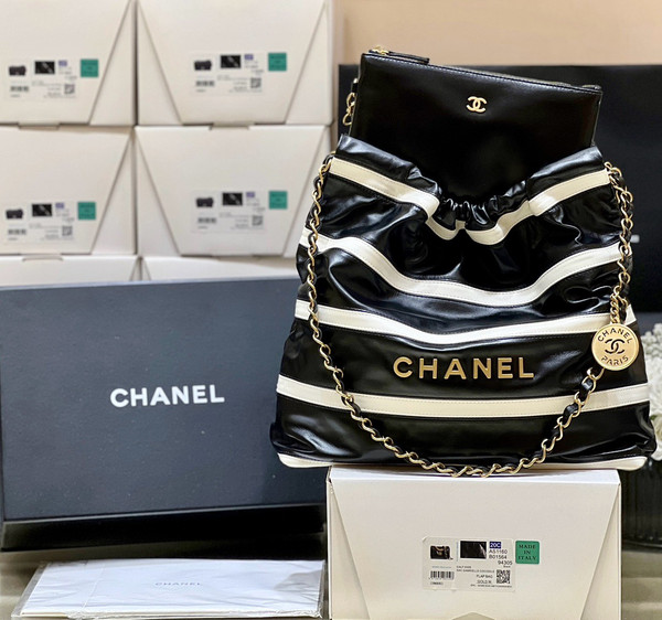 CHANEL 22 HANDBAG Black & White 24S