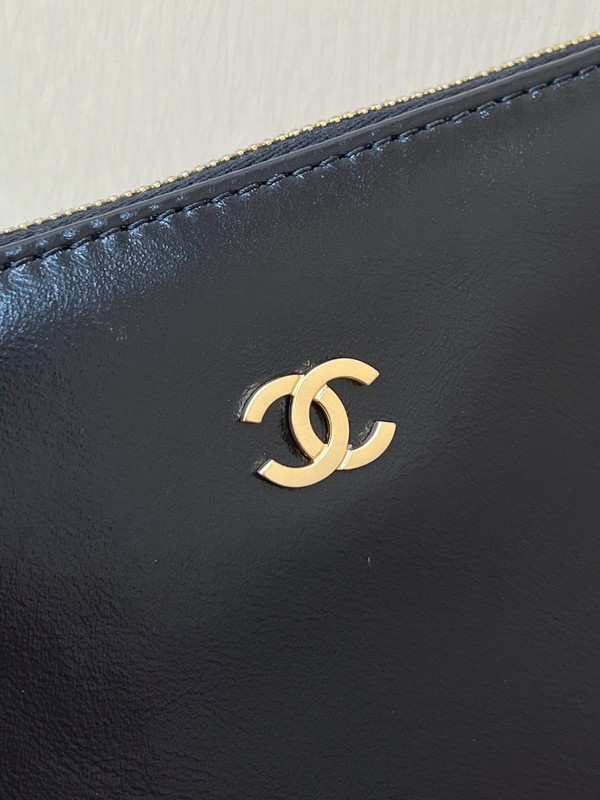 CHANEL 22 HANDBAG Black & White 24S