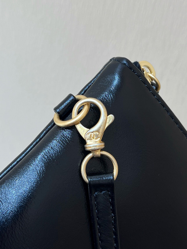 CHANEL 22 HANDBAG Black & White 24S