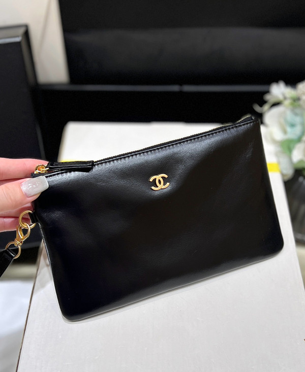 CHANEL 22 HANDBAG Black & White 24S