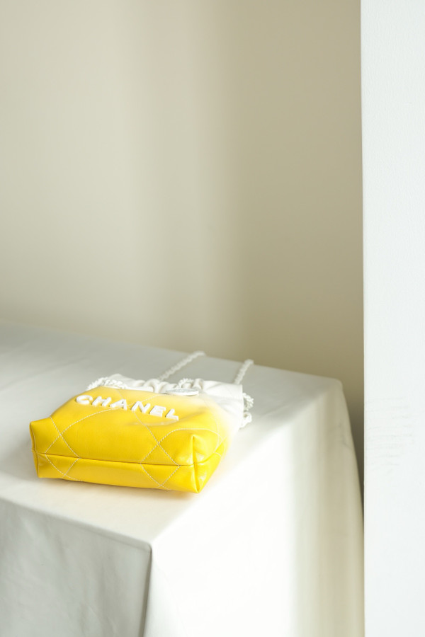 CHANEL 22 MINI HANDBAG White & Yellow