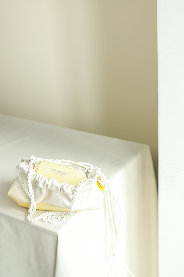 CHANEL 22 MINI HANDBAG White & Yellow