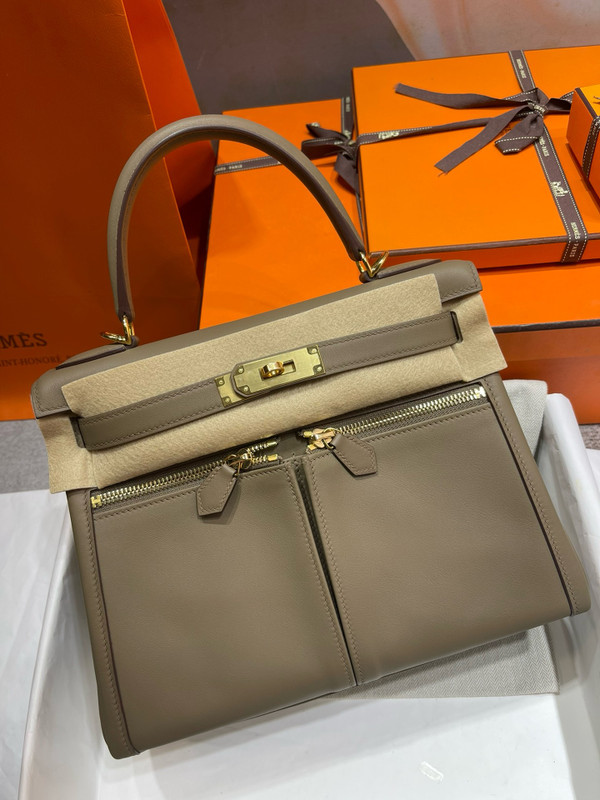 Hermes LIMITED EDITION  ETOUPE SWIFT LEATHER LAKIS KELLY 32 WITH GOLD HARDWARE