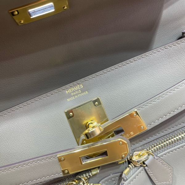 Hermes LIMITED EDITION  ETOUPE SWIFT LEATHER LAKIS KELLY 32 WITH GOLD HARDWARE