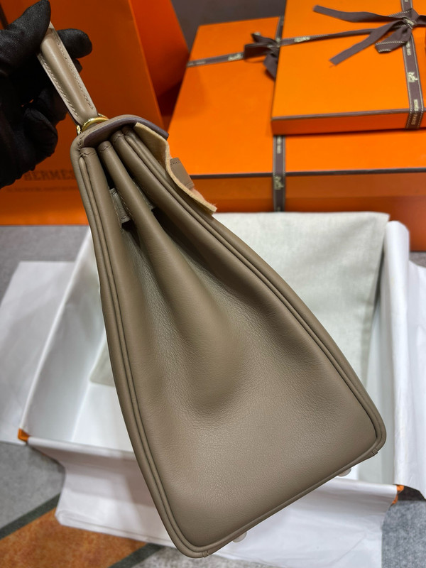 Hermes LIMITED EDITION  ETOUPE SWIFT LEATHER LAKIS KELLY 32 WITH GOLD HARDWARE