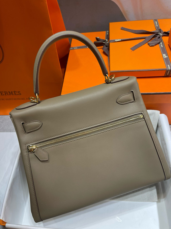 Hermes LIMITED EDITION  ETOUPE SWIFT LEATHER LAKIS KELLY 32 WITH GOLD HARDWARE