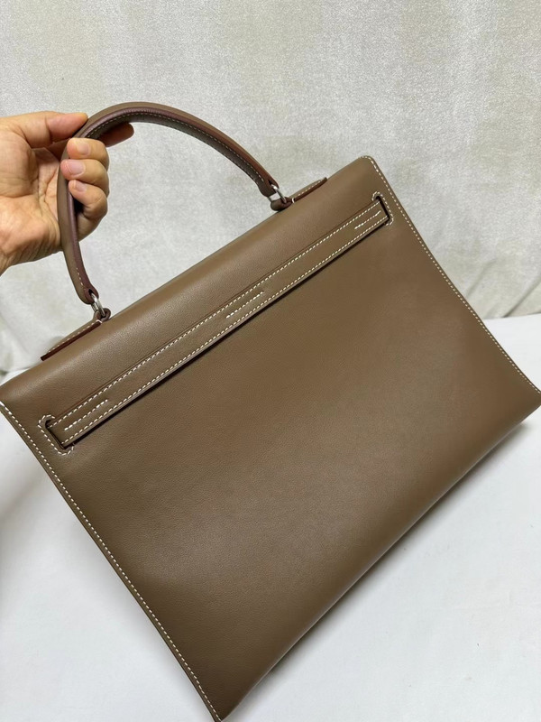 Hermes  A PARCHEMIN SWIFT LEATHER  ETOUPE KELLY FLAT 35 BAG