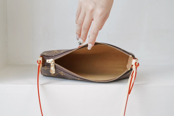 Louis Vuitton M12859 Pochette Tirette Bag