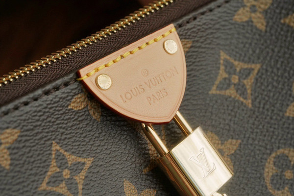 Louis Vuitton M12859 Pochette Tirette Bag