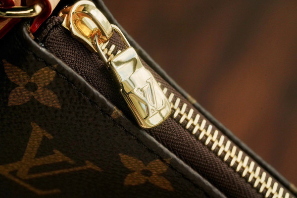Louis Vuitton M12859 Pochette Tirette Bag