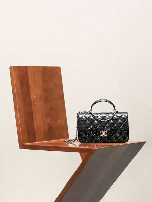 CHANEL FALL-WINTER 2024/25   MINI PATENT CLASSIC HANDBAG WITH TOP HANDLE