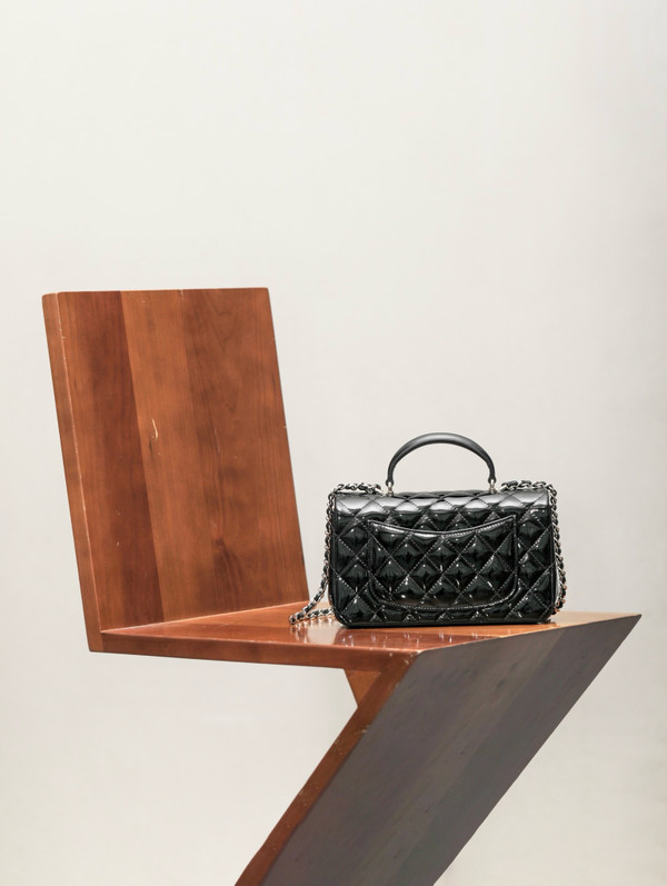 CHANEL FALL-WINTER 2024/25   MINI PATENT CLASSIC HANDBAG WITH TOP HANDLE