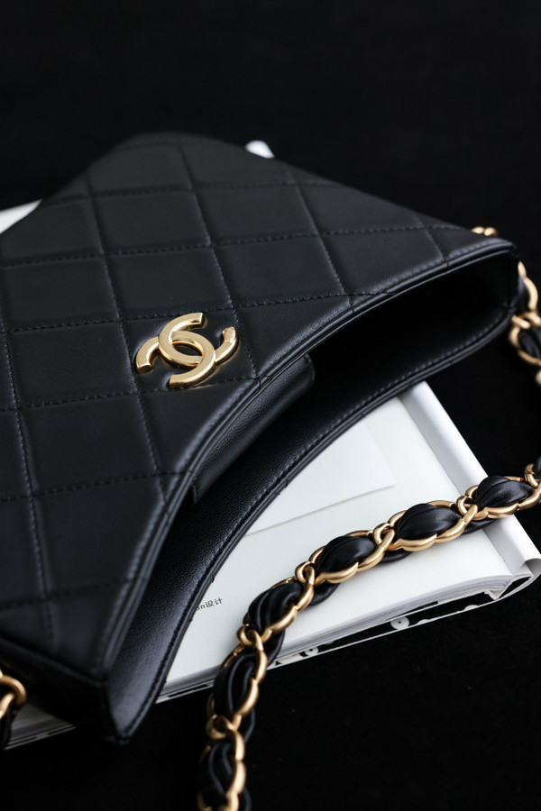 CHANEL FALL-WINTER 2024/25 HOBO HANDBAG