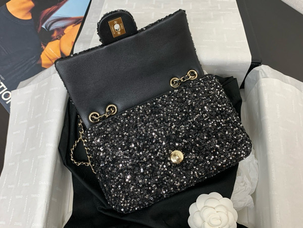 CHANEL FALL-WINTER 2024/25 BLACK EVENING BAG Sequins & Gold-Tone Metal