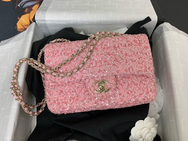 CHANEL FALL-WINTER 2024/25 PINK EVENING BAG Sequins & Gold-Tone Metal