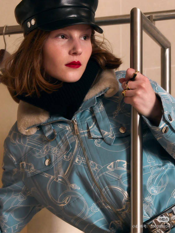 HERMES Coat with "Eperon d'Or Finesse" print