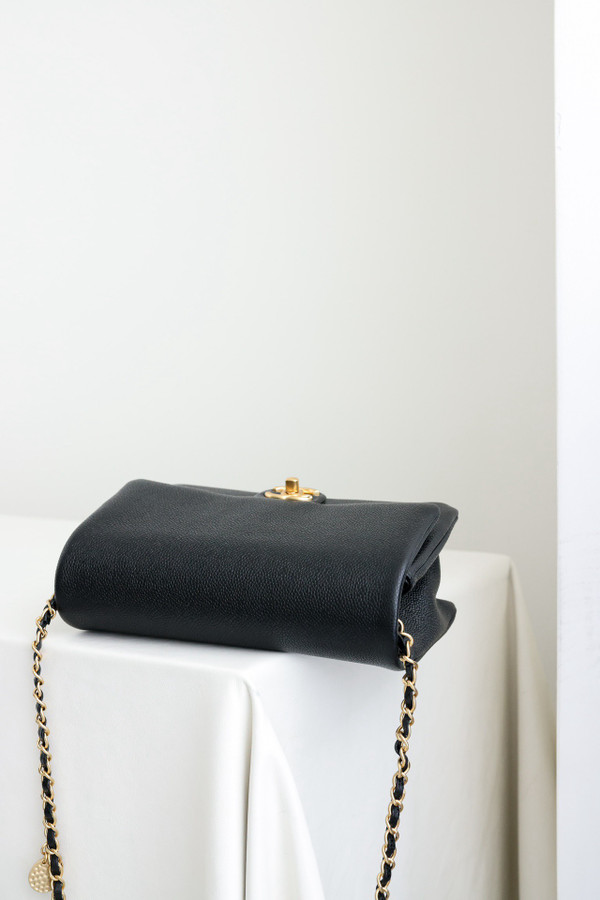 CHANEL FALL-WINTER 2024/25 MEDIUM FLAP BAG