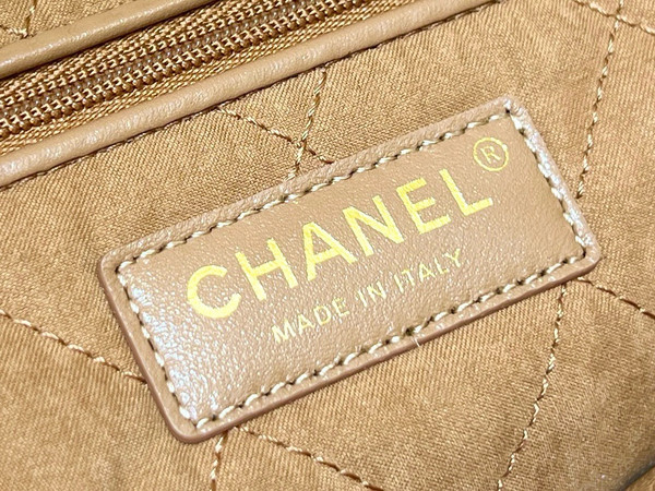 CHANEL FALL-WINTER 2024/25 22 SMALL HANDBAG CAMEL