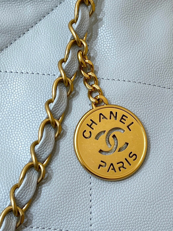 CHANEL FALL-WINTER 2024/25 22 SMALL HANDBAG LIGHT BLUE