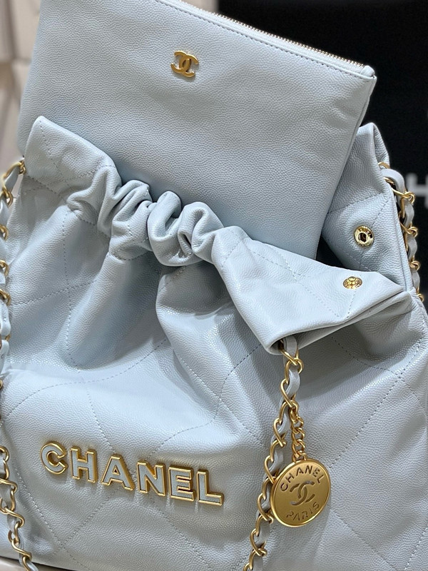 CHANEL FALL-WINTER 2024/25 22 SMALL HANDBAG LIGHT BLUE
