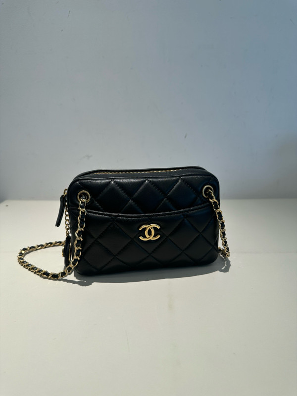 CHANEL FALL-WINTER 2024/25   MINI CAMERA CASE   Shiny Lambskin & Gold-Tone Metal  Black