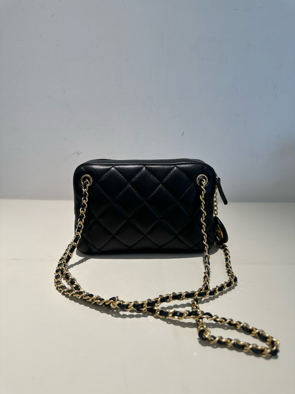 CHANEL FALL-WINTER 2024/25   MINI CAMERA CASE   Shiny Lambskin & Gold-Tone Metal  Black