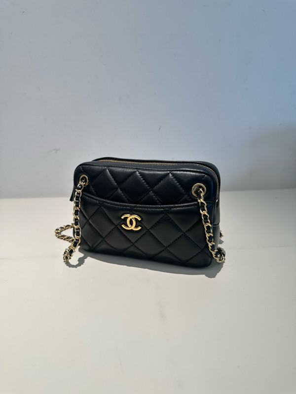CHANEL FALL-WINTER 2024/25   MINI CAMERA CASE   Shiny Lambskin & Gold-Tone Metal  Black