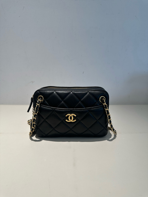 CHANEL FALL-WINTER 2024/25   MINI CAMERA CASE   Shiny Lambskin & Gold-Tone Metal  Black