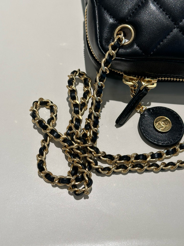 CHANEL FALL-WINTER 2024/25   MINI CAMERA CASE   Shiny Lambskin & Gold-Tone Metal  Black