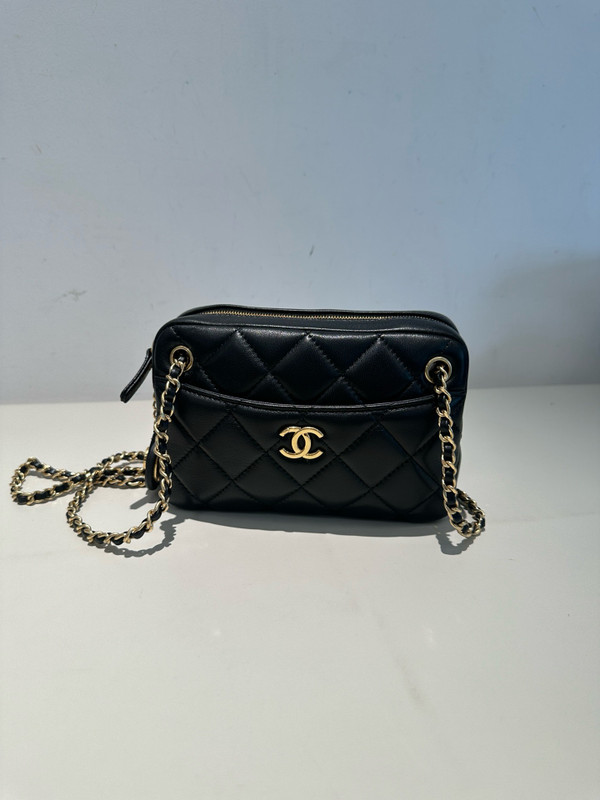 CHANEL FALL-WINTER 2024/25   MINI CAMERA CASE   Shiny Lambskin & Gold-Tone Metal  Black