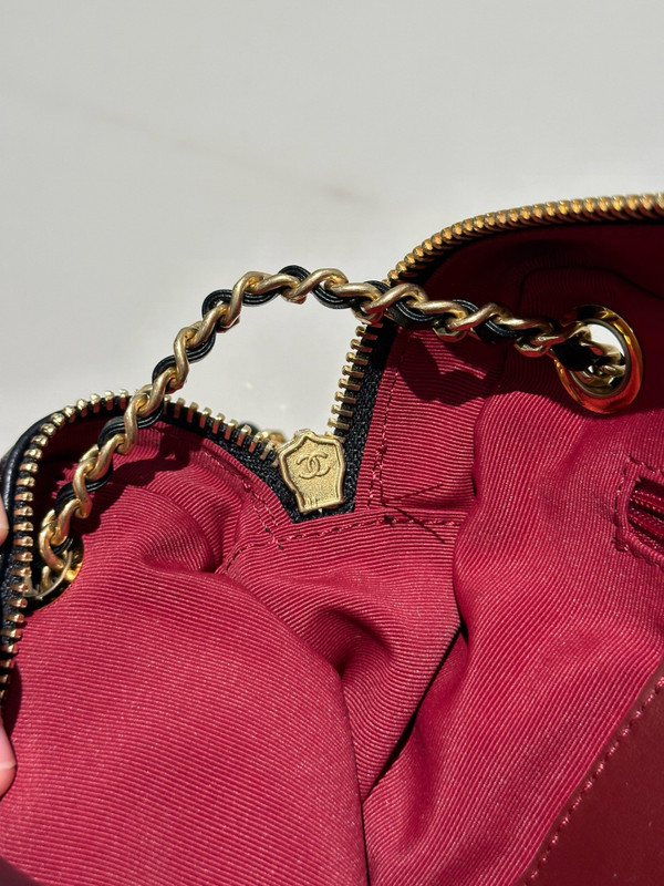 CHANEL FALL-WINTER 2024/25   MINI CAMERA CASE   Shiny Lambskin & Gold-Tone Metal  Black