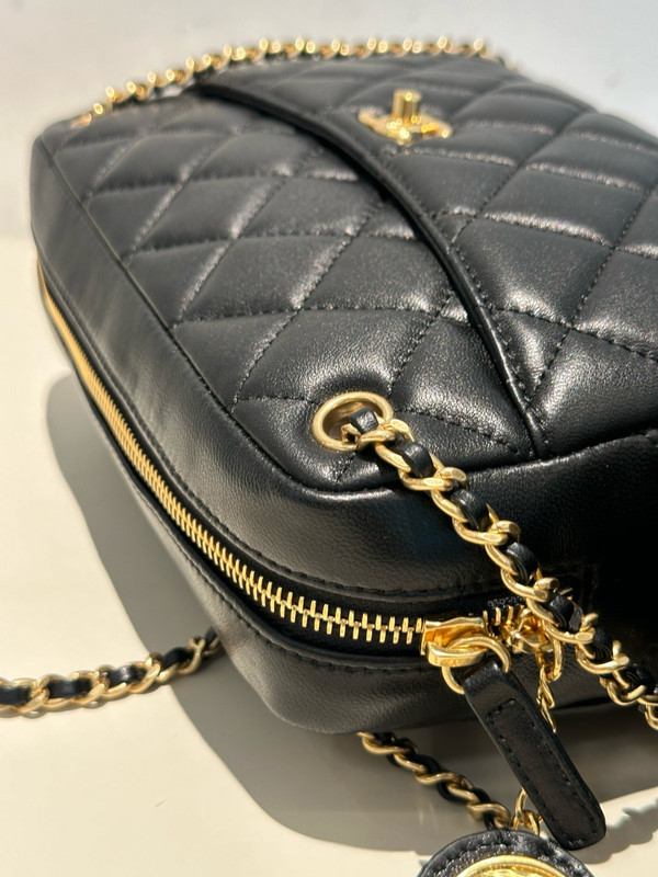 CHANEL FALL-WINTER 2024/25 LARGE CAMERA CASE   Shiny Lambskin & Gold-Tone Metal  Black