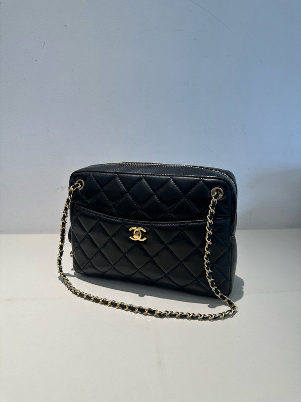 CHANEL FALL-WINTER 2024/25 LARGE CAMERA CASE   Shiny Lambskin & Gold-Tone Metal  Black