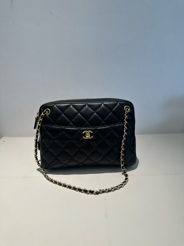 CHANEL FALL-WINTER 2024/25 LARGE CAMERA CASE   Shiny Lambskin & Gold-Tone Metal  Black