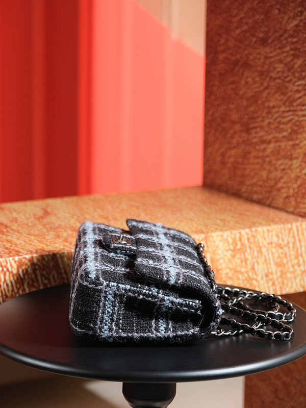 CHANEL FALL-WINTER 2024/25   CLASSIC 11.12 HANDBAG   Wool Tweed