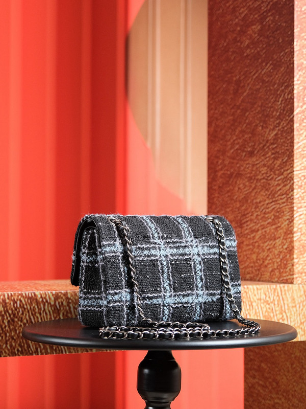 CHANEL FALL-WINTER 2024/25   CLASSIC 11.12 HANDBAG   Wool Tweed