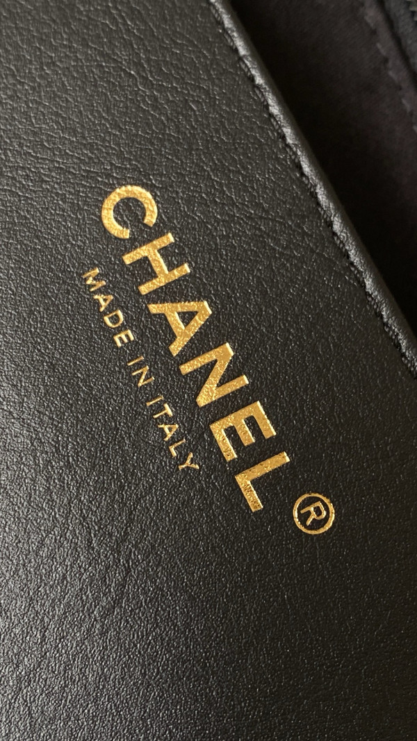 Chanel Cruise 2024/25   Shopping Bag Shiny Lambskin & Gold-Tone Metal