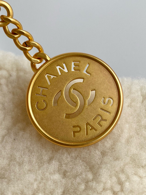 Chanel FALL-WINTER 2024/25 CHANEL 22 SMALL HANDBAG Shearling Lambskin