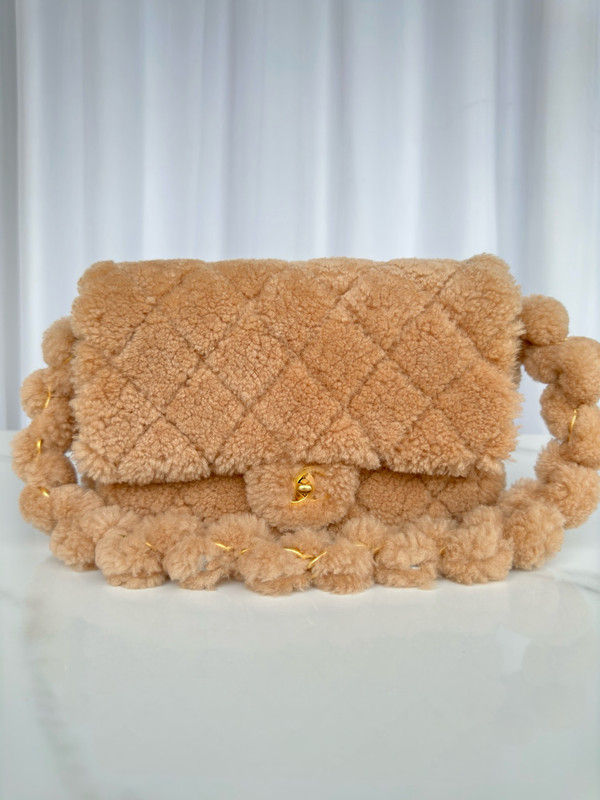 CHANEL FALL-WINTER 2024/25   SMALL FLAP BAG   Shearling Lambskin