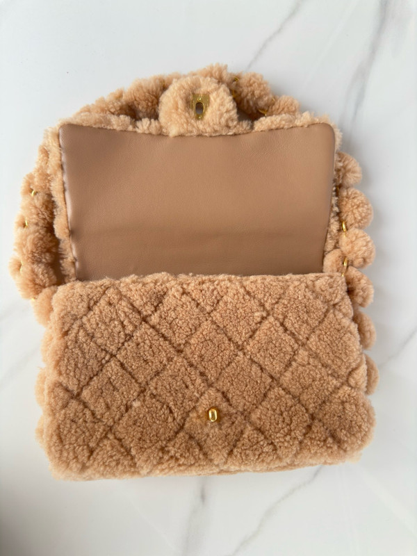 CHANEL FALL-WINTER 2024/25   SMALL FLAP BAG   Shearling Lambskin