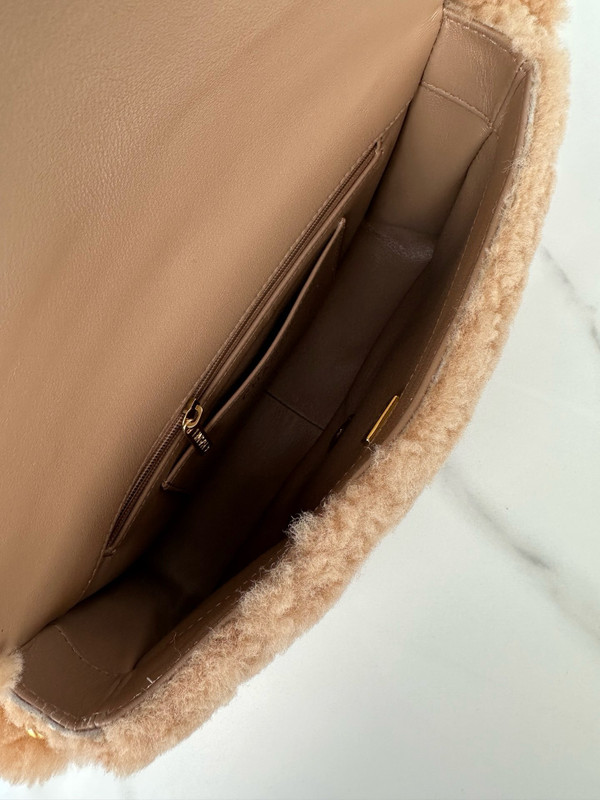CHANEL FALL-WINTER 2024/25   SMALL FLAP BAG   Shearling Lambskin