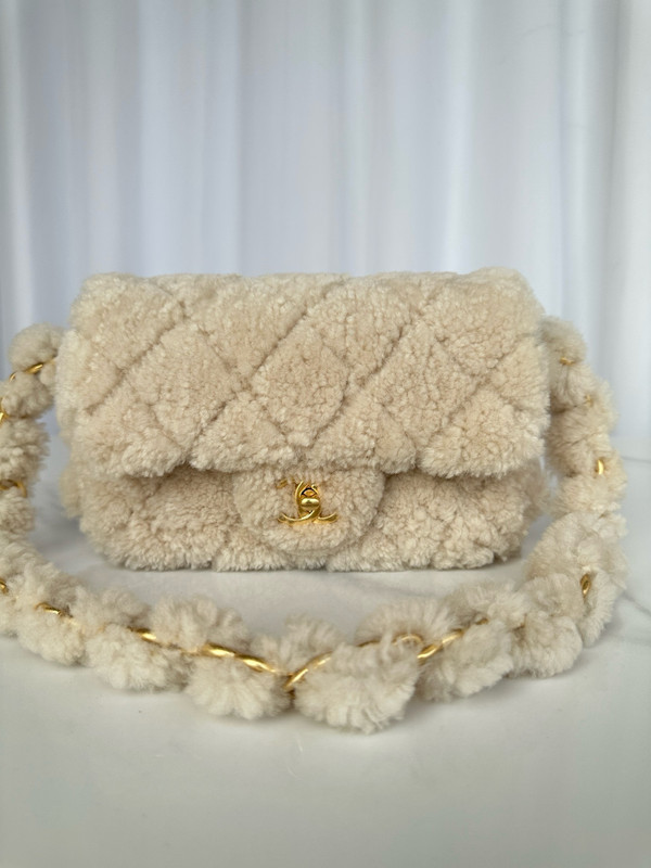 CHANEL FALL-WINTER 2024/25   SMALL FLAP BAG  Beige Shearling Lambskin